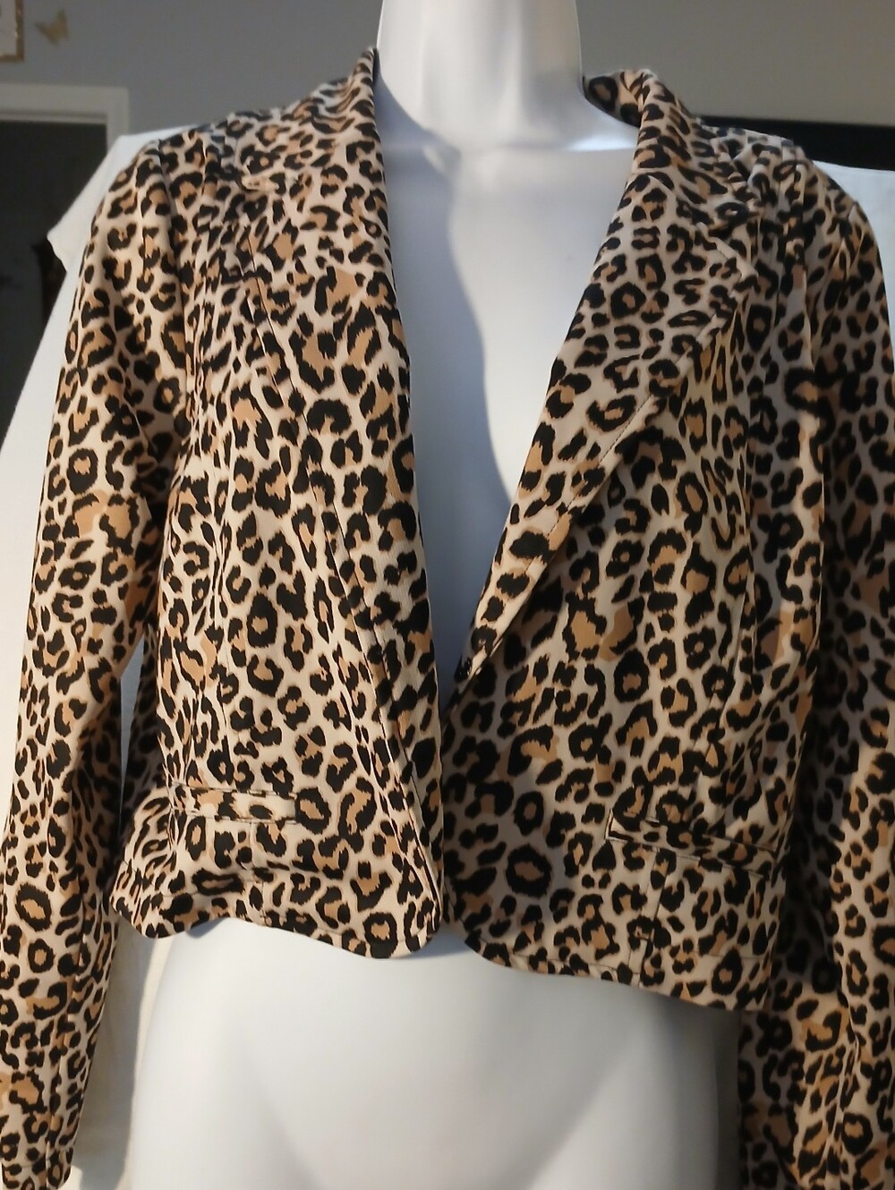 Pre-loved Women's Leopard Print Women's Cropped Blazer Jacket - Tan Black.